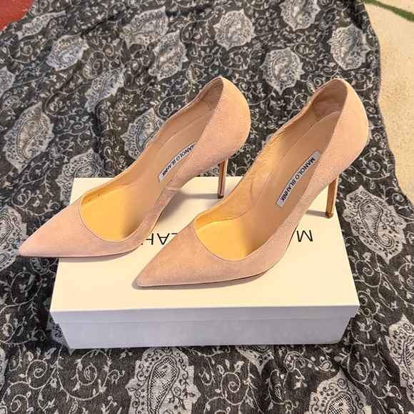 Manolo Blahnik Blush Suede Heels - Picture 6 of 7